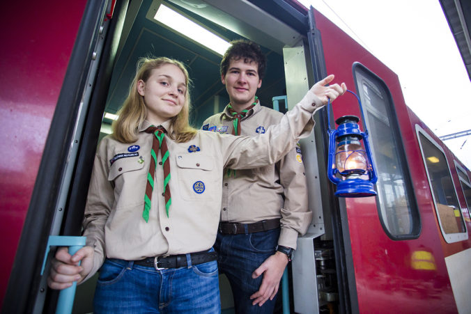 v sobotu 17. 12. 2022 roznesu slovenski skauti symbol nadeje a predzvesti vianoc vo vlakoch zssk na cele slovensko 676x451