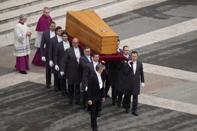 vatican_benedict_xvi_funeral_19361 02e61cf3675f4a63b0aef442d2c05c4a 676x451