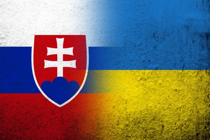 slovensko ukrajina vlajka zastava 676x451