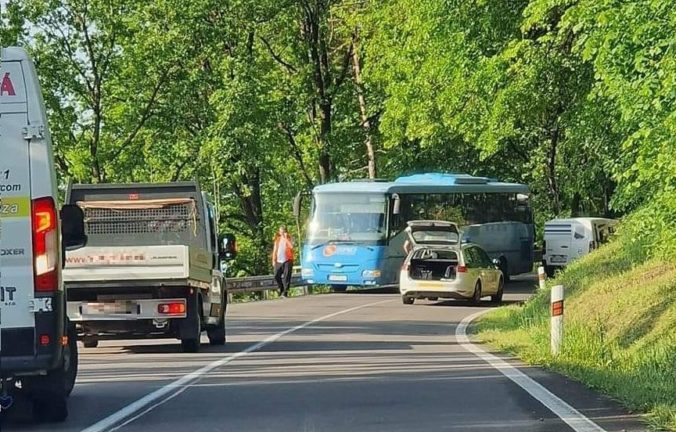 nehoda autobus auto bojnice 676x432