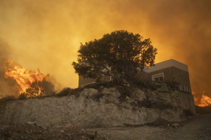 aptopix_greece_wildfires_54298 676x451