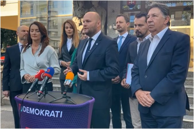 titulka demokrati 676x451