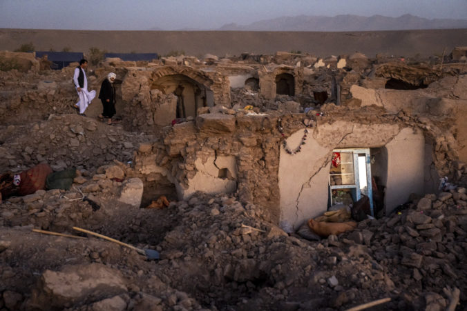 afghanistan_earthquake_burying_the_dead_98961 676x451