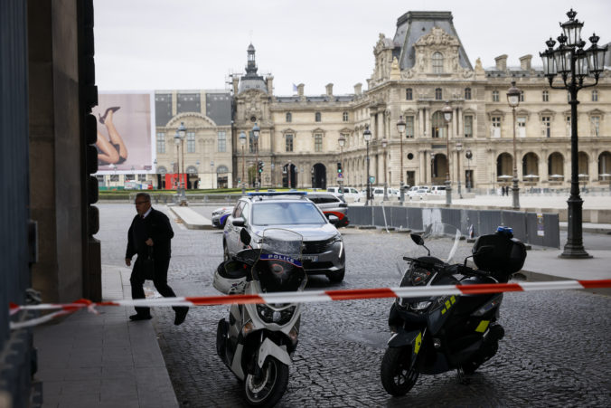 france_louvre_12036 1 676x451