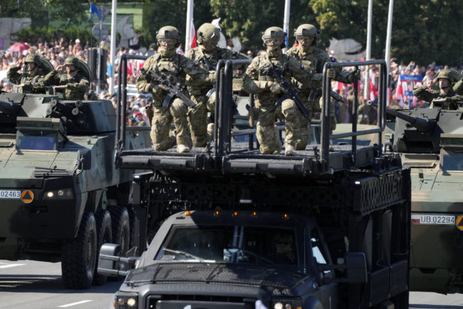 poland_defense_parade_84945 676x451