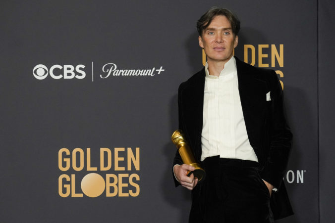 81st_golden_globe_awards_ _press_room_06332 676x451