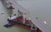 Nákladná loď narazila do mosta v čínskom Kantone, do rieky sa zrútilo päť vozidiel vrátane autobusu (foto)