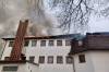 Hasiči zasahujú pri požiari trojposchodovej budovy vo Viničnom, škoda presahuje 200-tisíc eur (foto)
