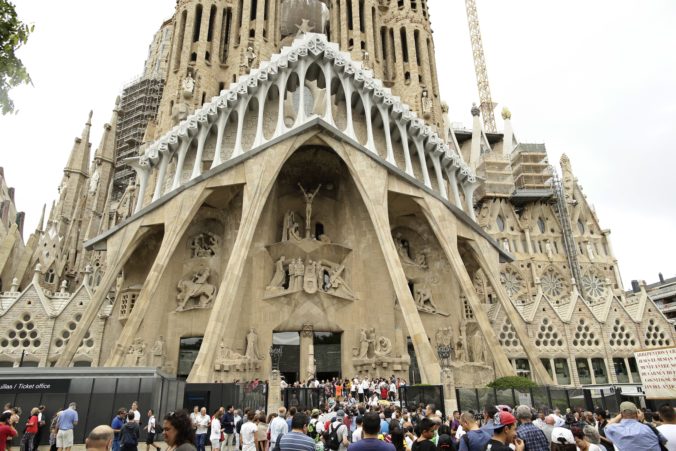 sagrada familia barcelona 676x451