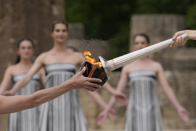 greece_olympics_paris_flame_lighting_69472 1 676x451