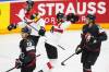 Rakúsko sa postaralo o historický „comeback“ MS v hokeji. Po druhej tretine tréner hovoril, aby sa to neskončilo 1:9 (video+foto)