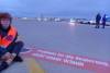 Letisko v Mníchove na niekoľko hodín uzavreli, protestujúcich klimatických aktivistov zatkla polícia (foto)