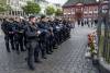 Nemecký policajt napokon brutálny útok nožom neprežil. Jeho pamiatku si uctilo aj viacero kolegov