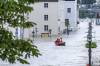Záplavy v Nemecku si vyžiadali už päť mŕtvych, poslednú obeť vytiahli policajti z takmer ponoreného auta