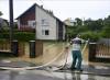 Starostovia obcí povodia Bodrogu vyhlásili po intenzívnych zrážkach povodňové aktivity. Zaplavené sú dvory aj areál materskej školy