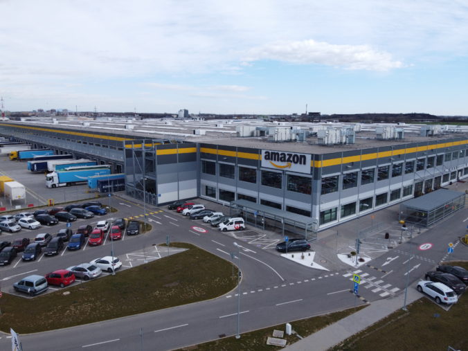 logisticke centrum amazonu v seredi 676x507