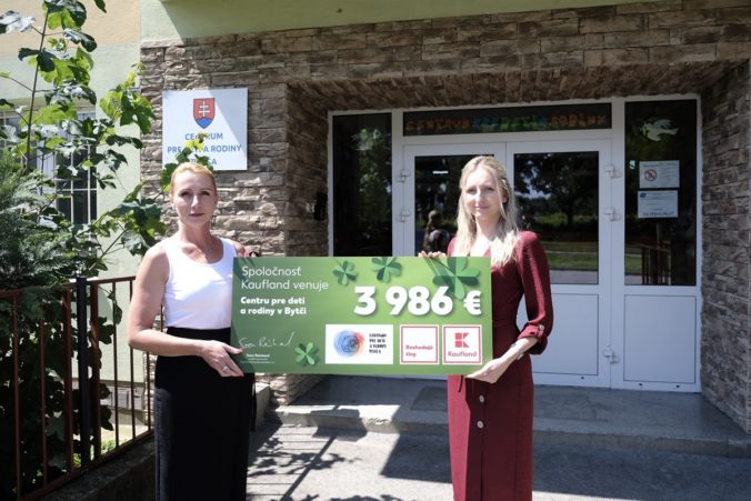 j. ovcikova vlavo pri preberani sekuod nikolety lorincovej manazerky pre spolocensku zodpovednost kaufland 676x451