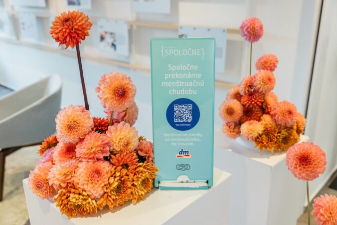 dm vyzyva na rozhovory o zenskom zdravi a prinasa do skol bezplatne menstruacne potreby 676x451