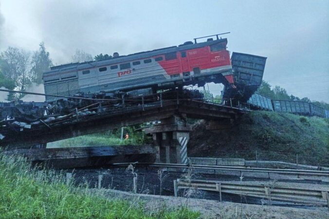 russia_train_derailment_18250 676x451