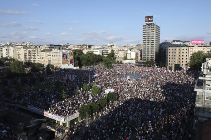 serbia_protest_16201 676x451