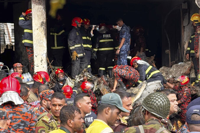 bangladesh_crash_43849 676x451