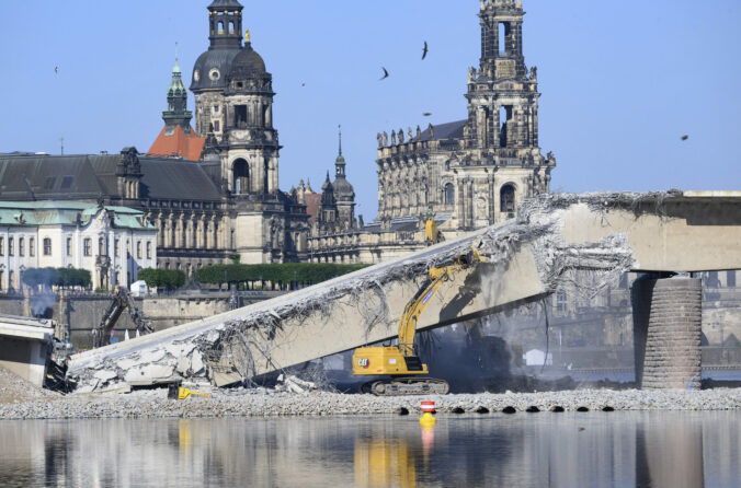 germany_carola_bridge_48234 676x446