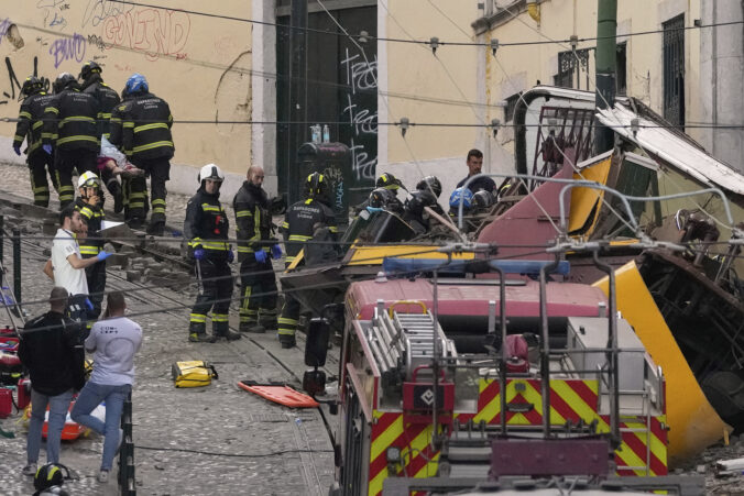 aptopix_portugal_streetcar_derailed_40917 676x451