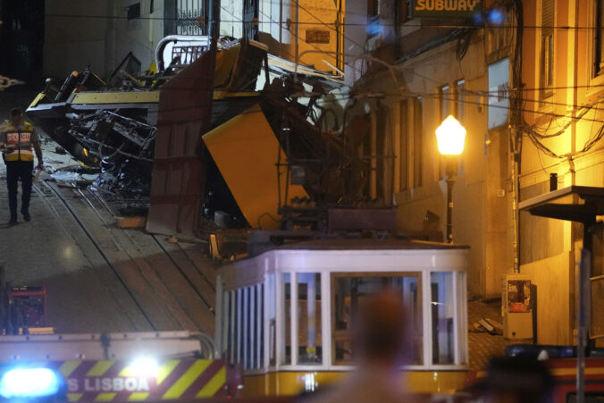 portugal_streetcar_derailed_93593 676x451