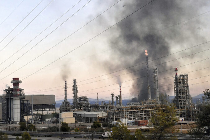 greece_refinery_fire_78086 676x451
