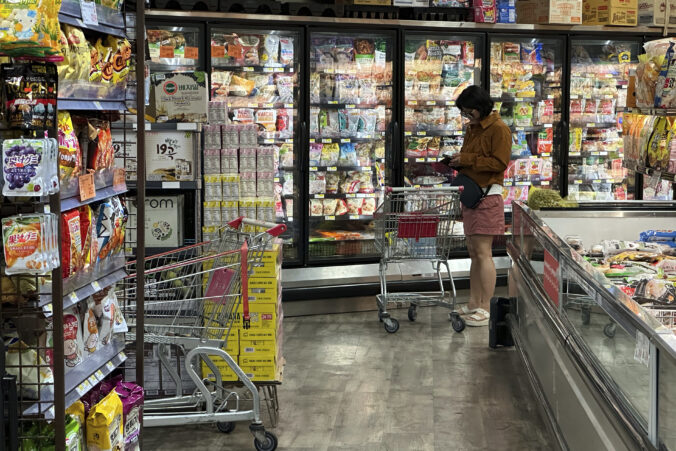 inflation_tariffs_grocery_shopping_37975 676x451