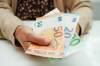 Seniorka chcela pomôcť dcére, prišla o takmer 1 700 eur