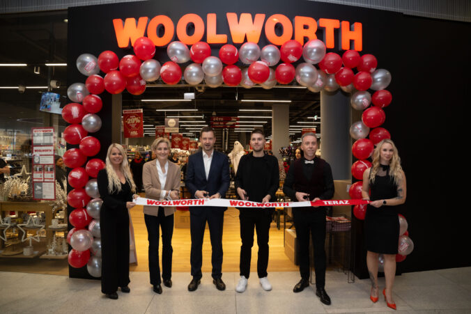 20251015_ba_woolworth_09 676x451