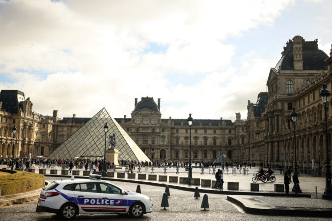 france_louvre_65140 676x451