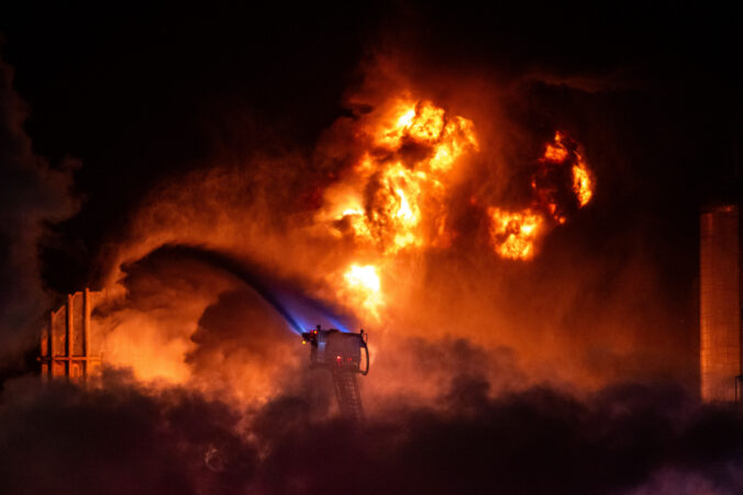 oil_refinery_fire_la_56852 676x451