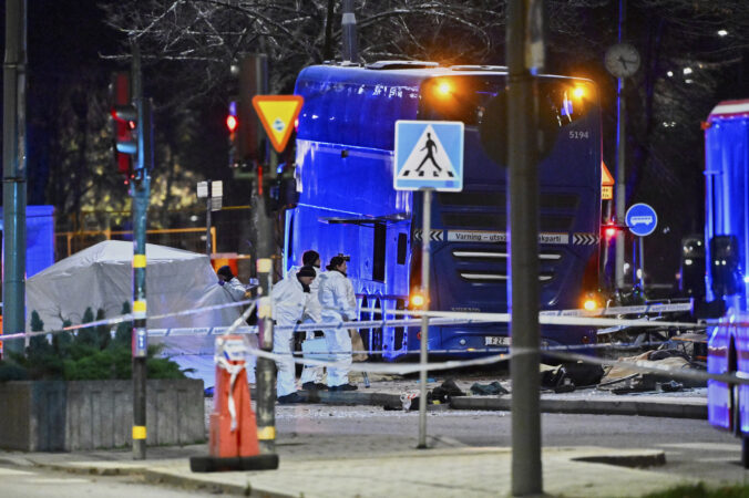 sweden_bus_crash_07521 676x450