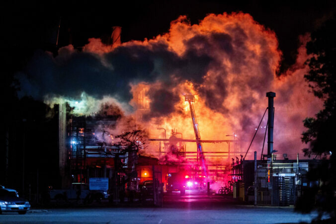 oil_refinery_fire_la_69156 1 676x451