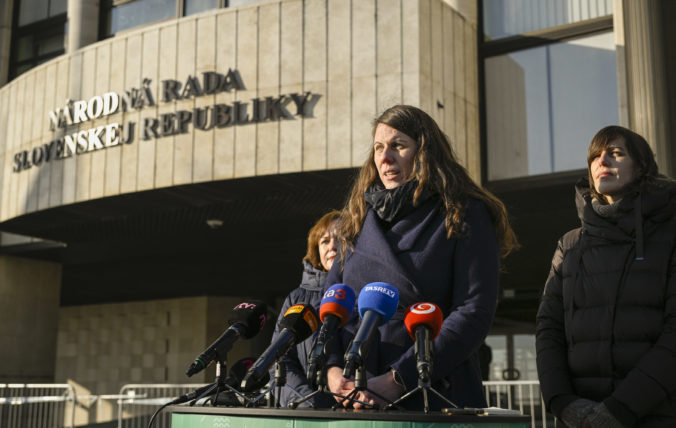 38 147 podpisov za pravny stat 3 676x428