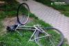 Staršiu ženu na bicykli zrazilo vo Veľkých Kostoľanoch auto, v nemocnici podľahla zraneniam