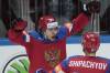 Neobvyklé riešenie na zahnanie zdravotného problému. Panarin počas zápasu pije whisky – VIDEO