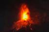 Top foto dňa (4. august 2026): Erupcia sopky Fuego, obnova Kozej ulice, stehlíky a extrémne počasie