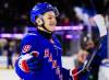 Sýkora nedohral prvý zápas New Yorku Rangers. Po tvrdom hite nedokázal zaťažiť pravú nohu – VIDEO