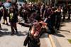 Top foto dňa (18. október 2026): Zombie Walk, pápež po operácii v nemocnici a J. Lo na otvorení LA opery
